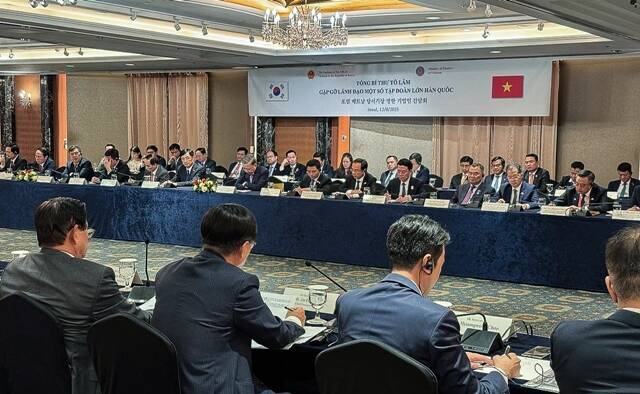 HS효성 관계자들이 지난 12일 서울 중구 롯데호텔에서 열린 한·베트남 비즈니스 포럼에 참석해 향후 베트남 사업의 방향과 협력 비전을 공유하고 있다. /HS효성