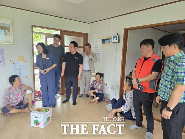 광양시 봉강면 청년회 회원들과 김명순 봉강면장이 경로당을 방문해 수박을 전달하고 있다. /김은광 기자