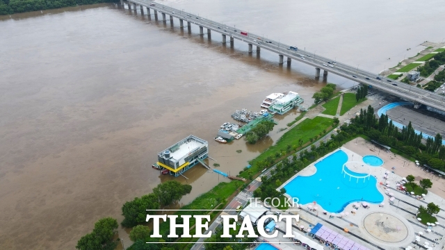 중부지방의 집중호우가 이어진 20일 오후 서울 영등포구 서강대교 아래 한강이 흙탕물로 변해 있다. /박헌우 기자