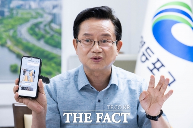 최호권 영등포구청장이 7일 오후 서울 영등포구청 집무실에서 <더팩트>와 인터뷰하며 영등포 구민들과 나눈 카톡 내용을 공개하고 있다. /박헌우 기자