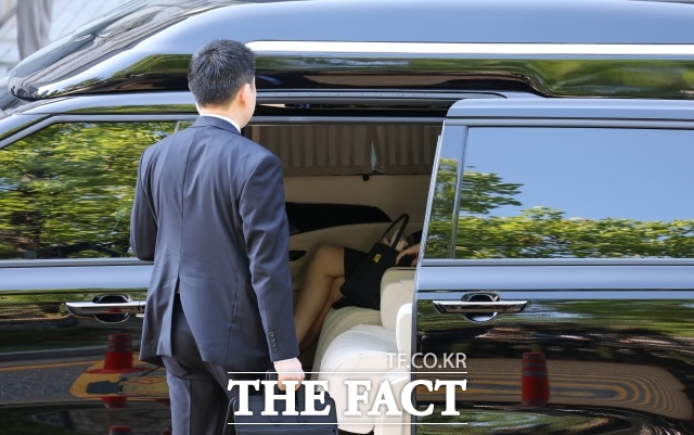 자본시장법 위반, 정치자금법 위반, 특정범죄 가중처벌법상 알선 수재 혐의를 받고 있는 김건희 씨가 12일 오전 서울 서초구 서울중앙지방법원에 영장실질심사를 받기 위해 출석하고 있다. 2025.08.12 사진공동취재단