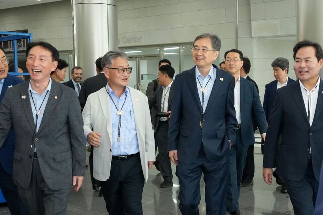 조현 외교부 장관은 13일 경주를 방문해 아시아태평양경제협력체(APEC) 정상회의 현장 점검에 나섰다. (왼쪽부터) 김석기 국회 외교통일위원회 위원장, 조셉 윤 주한미국대사관 대사대리, 조 장관, 김학홍 경상북도 행정부지사. /외교부