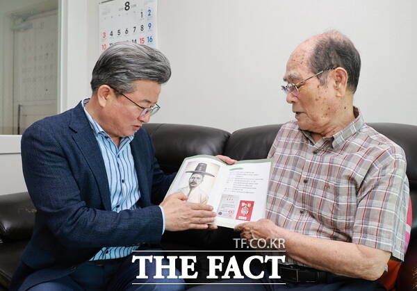 13일 정용래 유성구청장(왼쪽)이 故 조재복 애국지사의 자녀인 조만호 씨(오른쪽) 가정을 방문해 감사와 존경의 뜻을 전했다. /대전 유성구