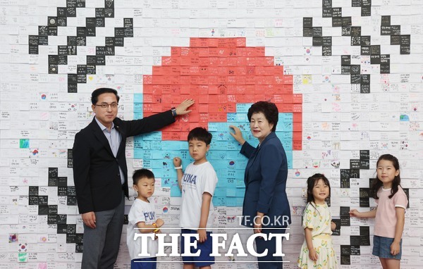 박희조 동구청장이 광복절 메시지를 붙이며 대형 태극기를 완성하고 있다. /대전 동구