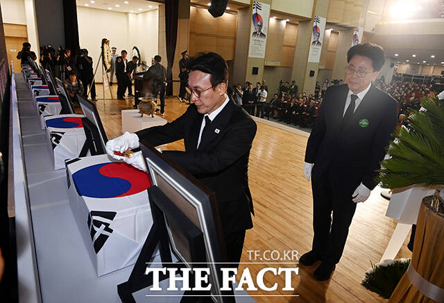 김민석 국무총리는 13일 광복 80주년 독립유공자 유해봉환식에서 마지막 한 분이 고국 땅을 밟는 그날까지 유해봉환을 멈추지 않겠다고 밝혔다. 사진은 김 총리가 이날 독립유공자 6명에게 건국훈장을 헌정하고 있는 모습. /청사사진기자단