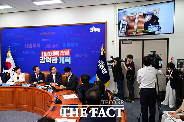 모자와 마스크, 선글라스를 쓴 채 골프장을 이동하는 권 의원 모습에 일부 최고위원 사이에서 복면골프왕이네라는 목소리가 들리기도 했다.