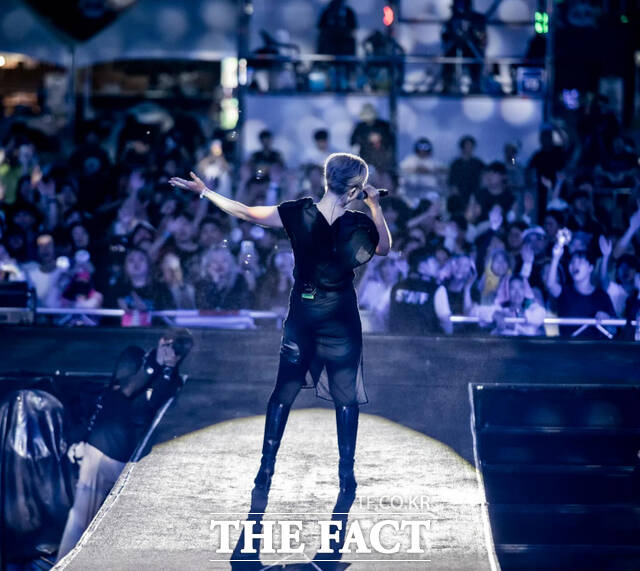 지난해 열린 2024 JUMF 전주얼티밋뮤직페스티벌에서 가수 서문탁이 공연하고 있다. /전주MBC