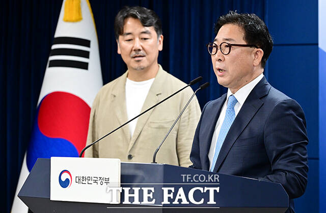 김한수 행정안전부 의정관이 13일 오후 서울 종로구 정부서울청사에서 광복절 경축식 및 대축제와 관련해 브리핑하고 있다. /임영무 기자