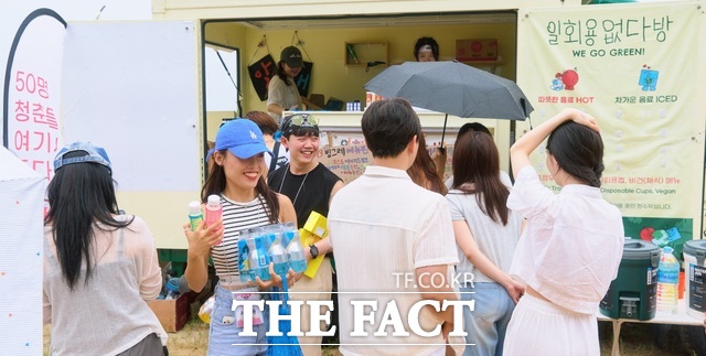 쓰레기 상점에서 쓰레기를 생수 등 물품으로 교환해 가고 있다. /태안군