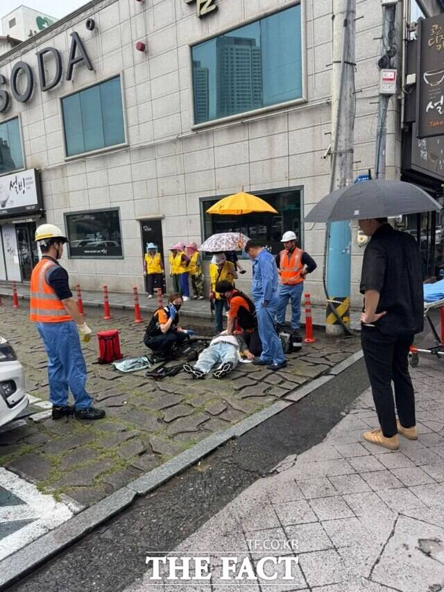 13일 오전 8시 30분쯤 광양시 중마동 사랑병원 뒤 소공원에서 노인 일자리 사업에 참여한 A(81) 씨가 갑자기 의식을 잃고 쓰러졌다./광양시