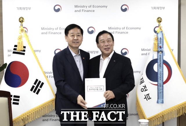 최민호 세종시장(오른쪽)이 13일 정부서울청사에서 구윤철 경제부총리를 만나 행정수도 완성을 위해 내년도 국가 예산 반영을 요청했다. /세종시