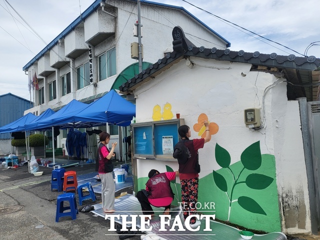 국립한밭대 FIERCE 학회연합회 학생들이 충남 금산군 남일면 초현리 마을에서 벽화그리기 봉사활동을 진행하고 있다. /한밭대