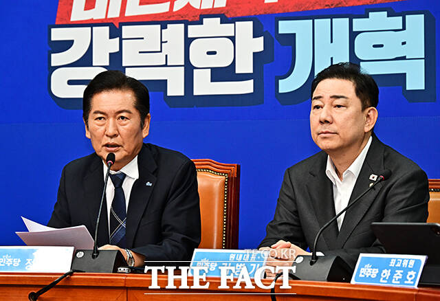 더불어민주당이 13일 주식 양도소득세 과세 대상인 대주주 기준을 강화하는 정부 세제 개편안을 두고 아직 시간이 많이 남은 만큼 차분하게 숙고할 것이라고 말했다. 사진은 정청래 민주당 대표(왼쪽)./국회=배정한 기자