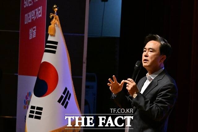 김태흠 충남도지사가 13일 홍성군 홍주 문화회관 대공연장에서 열린 민선8기 시군 도민과의 대화에서 미래 신산업 국가산단 조성 등 주요 사업의 차질없는 추진을 약속하고 있다. /충남도