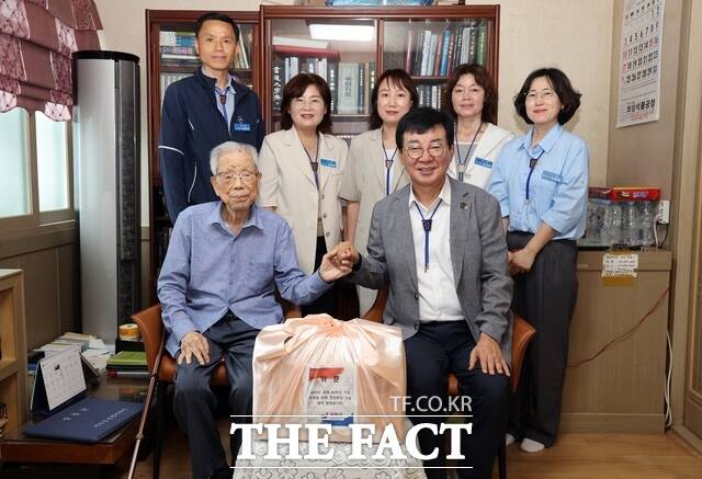 김성 장흥군수가 고(故) 위석규 선생의 유족을 위문하고 있다. /장흥군