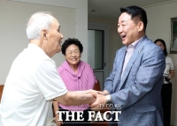  80년 전 그날의 뜻 기리며…대전 서구, 광복절 맞아 독립유공자 유족 위문