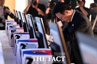  독립유공자 유해봉환식, 묵념하는 김민석 총리 [포토]