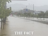  양주시 만송동 집중호우…도로서 차량 3대 물에 잠겨