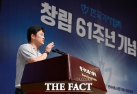 '한국기자협회와 나' 사진 공모전 심사평 하는 이효균 더팩트 부장 [포토]