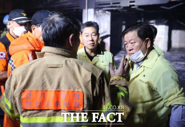 박승원 광명시장(오른쪽)이 화재 현장에서 광명소방서 관계자와 대화하고 있다./광명시