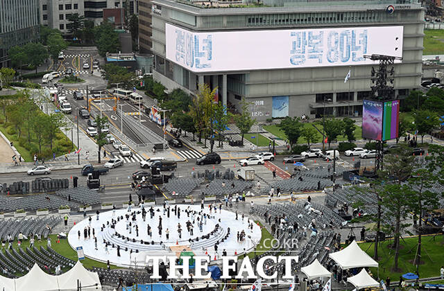 제80주년 광복절 경축행사 전야제를 앞둔 14일 오후 서울 광화문광장에 마련된 무대에서 관계자들이 기념공연 리허설을 하고 있다. /임영무 기자