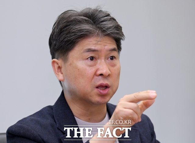 안윤기 포스코경영연구원 상무가 24일 서울 강남구 포스코 본사에서 <더팩트>와 인터뷰하며 저탄소시장 조성을 위한 정부 지원 중요성을 강조하고 있다. /이새롬 기자