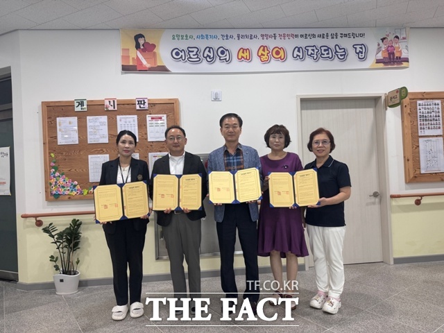 하동군치매요양원과 경남도립사천노인전문병원 관계자들이 의료협력 협약(MOU) 체결 후 기념 촬영을 하고 있다./하동군