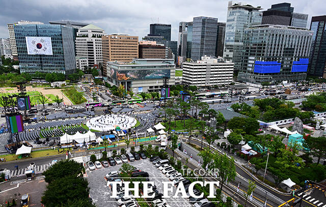 광복절이자 금요일인 15일은 오후까지 중부지방을 중심으로 비가 내리는 곳이 있겠다. 당분간 전국 대부분 지역에서 최고체감온도가 33도 안팎으로 올라 덥겠다. 사진은 제80주년 광복절 경축행사 전야제를 앞둔 14일 오후 서울 광화문광장에 마련된 무대에서 관계자들이 기념공연 리허설을 하고 있는 모습. /임영무 기자