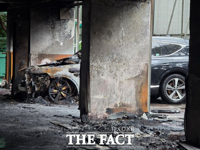 불에 탄 채 방치된 차량 모습./광명=김동선 기자