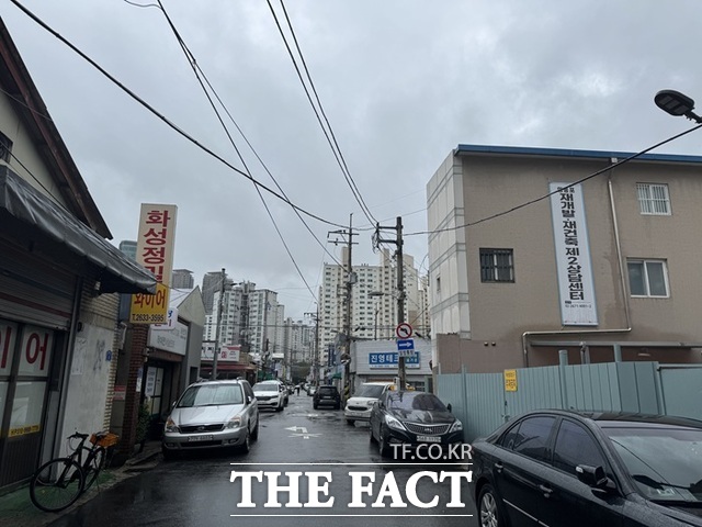 문래동4가 도시환경정비구역 재개발 조합은 지난 13일 수의계약을 위한 우선협상대상 시공자 선정 공고를 냈다. 서울 영등포구 문래동4가 일대. /황준익 기자
