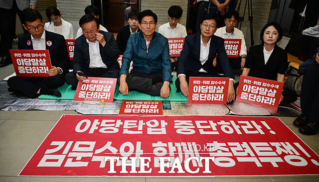 특검 압수수색에 당사 지키는 후보들.