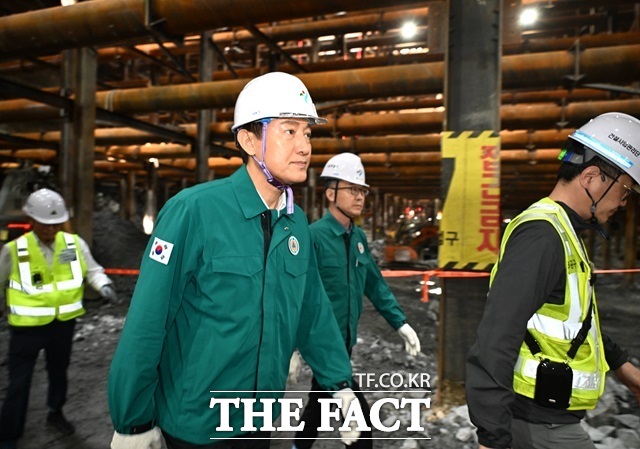 오세훈 서울시장이 지난 4월 23일 영동대로 지하공간 복합개발사업 지하 암반 굴착 현장을 점검하고 있다./서울시