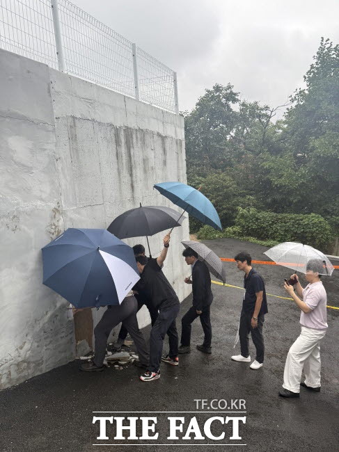 경기주택도시공사 관계자 등이 지난 13일 오후 균열 신고가 접수된 수원의 한 임대주택에서 옹벽을 점검하고 있다./경기주택도시공사