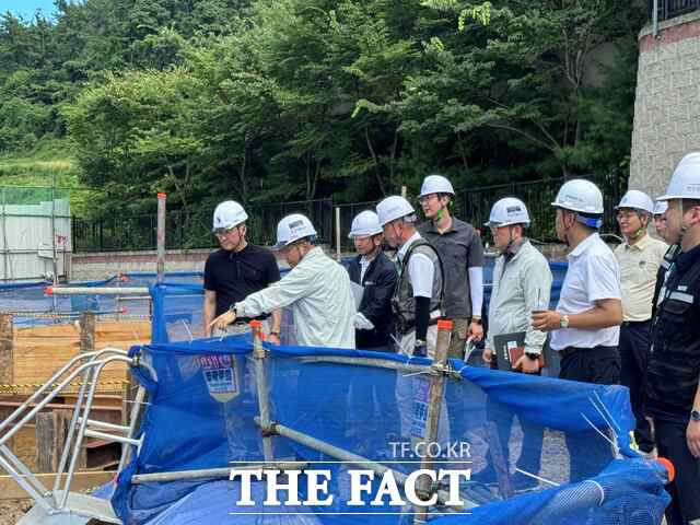 전남개발공사가 진도 만원주택 공사현장 안전점검을 실시하고 있다. /전남개발공사