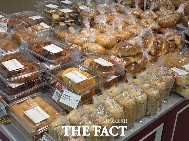 지난 13일 서울시 용산구 이마트 용산역점 베이커리 코너에 치아바타, 베이글 등 식사빵이 진열돼 있다. /우지수 기자