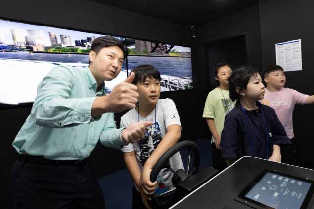 HMM은 지난 13일 HMM터미널(HPNT)에서 초등학생 약 20명을 대상으로 어린이 상선체험을 개최했다. /HMM