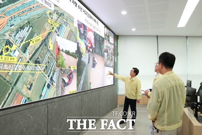 14일 오전 김동연 경기도지사가 도청 재난상황실에서 집중호우 상황을 점검하고 있다./경기도