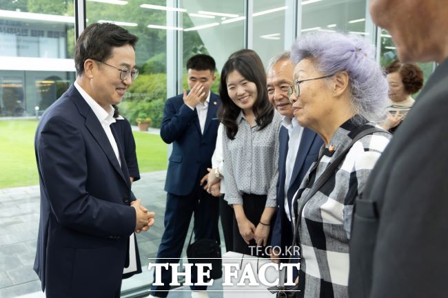 14일 오전 김동연 경기도지사가 국외에 거주 중인 독립유공자 후손들과 도담소에서 인사를 하고 있다./경기도