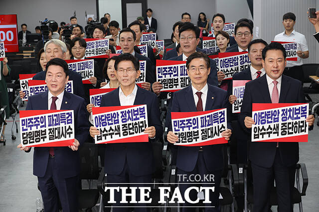 14일 서울 여의도 중앙당사에서 열린 국민의힘 제6차 전당대회 수도권·강원·제주 합동연설회에서 당 대표 후보인 안철수, 김문수, 조경태, 장동혁 후보(앞줄 왼쪽부터)를 비롯한 참석자들이 김건희 특검의 당사 압수수색을 규탄하는 구호를 제창하고 있다. /남윤호 기자