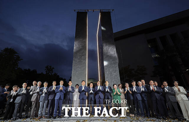 독립기억광장의 제막식이 열린 14일 오후 서울 여의도 국회 도서관 앞에서 우원식 국회의장과 정청래 더불어민주당 대표, 이종찬 광복회장, 권오을 국가보훈부 장관, 독립운동가 후손들이 빛의 길을 제막하며 박수를 치고 있다. /국회사진기자단