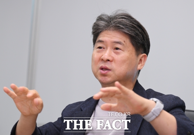 안윤기 포스코경영연구원 상무가 지난달 24일 서울 강남구 포스코 본사에서 <더팩트>와 인터뷰하고 있다. /이새롬 기자