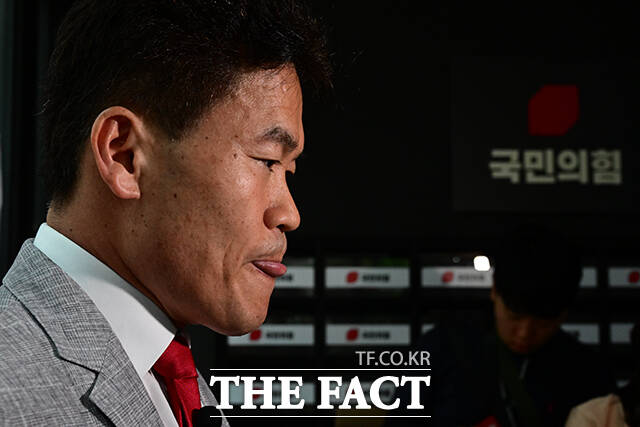 전한길 전 한국사 강사가 14일 오전 서울 여의도 국민의힘 중앙당사에서 열리는 중앙윤리위원회의에 출석하며 취재진과 인터뷰하고 있다. /남윤호 기자