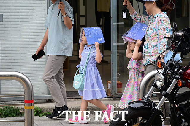 14일 기상청에 따르면 북태평양 고기압 가장자리에서 유입된 비구름대의 영향으로 중부지방은 15일 오후까지 5~40㎜ 안팎의 비가 내리겠다. 서울과 경기 북부는 5~20㎜의 비가 내릴 것으로 예보됐다. /남윤호 기자