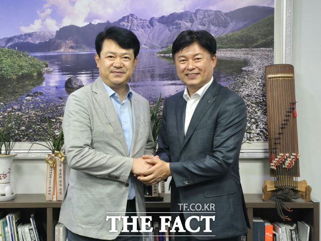 조용익 부천시장(오른쪽)이 복기왕 국회 국토교통위원회 간사를 방문해 주거·도시개발·교통 등 지역 현안을 건의했다. /부천시