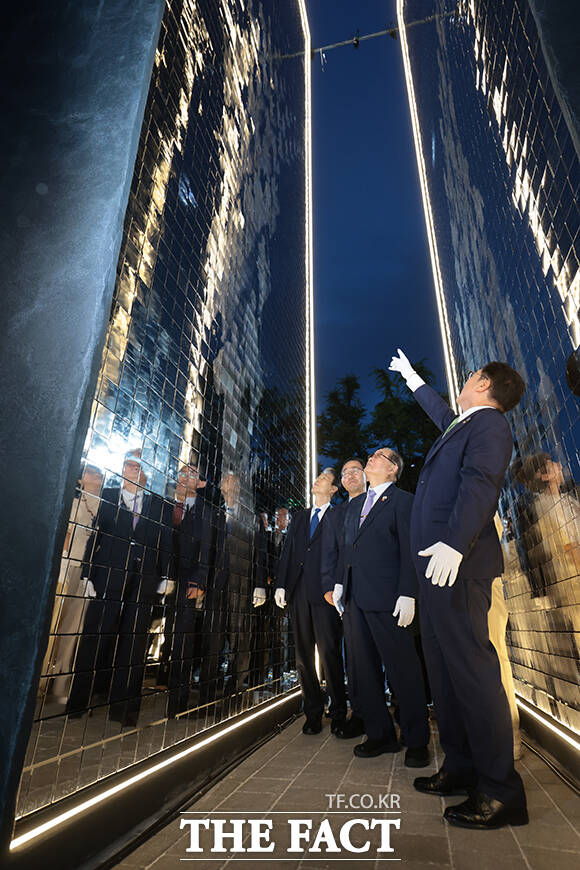 우원식 국회의장이 빛의 길 내부를 살펴보는 모습. /국회사진기자단