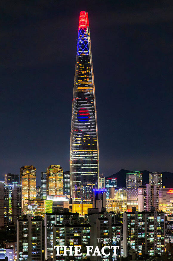 롯데물산은 14일 광복 80주년을 맞아 서울 송파구 롯데월드타워 외벽 미디어파사드에 태극 문양과 애국 메시지를 담은 광복절 콘텐츠를 선보인다. 15일 오후 8시부터 10시까지 매 정각부터 15분 단위로 10분씩 송출되며, 타워 꼭대기 크라운에는 매시 10분부터 15분 단위로 5분씩 태극문양이 연출된다. /롯데물산