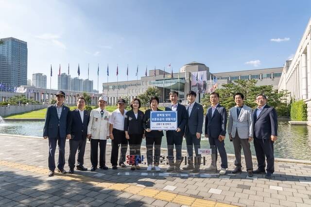 HDC현대산업개발은 광복 80주년을 맞아 서울 용산구 관내 보훈 유공자를 위한 생활용품을 기부했다고 14일 밝혔다. /HDC현대산업개발