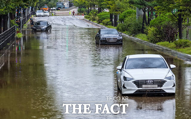 중대본은 274세대 432명에게 임시 주거 시설을 제공했다. 학교 1곳에 3명, 마을회관 7곳에 12명, 경로당 70곳에 110명, 공공시설 2곳에 3명, 민간 숙박 시설 194곳에 304명이 머물고 있다. 사진은 전날 경기 고양시 덕양구 행주IC 접근로가 침수돼 차량들이 방치된 모습. /고양=장윤석 기자
