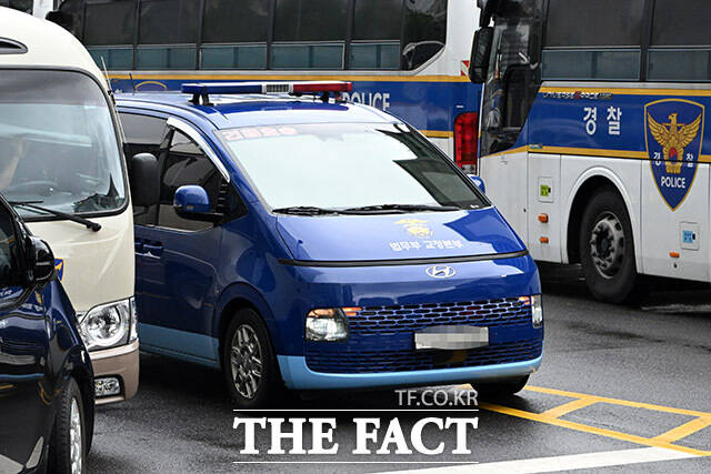 윤석열 전 대통령의 부인 김건희 씨가 탑승한 호송 차량이 14일 오전 서울 종로구 KT광화문빌딩 웨스트에 마련된 민중기 특검 사무실로 들어서고 있다. /남용희 기자