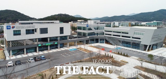 공유사무실에는 현재 7개 바이오 기업이 입주해 바이오 의약품, 유전자·세포·항암·면역 치료제, AI 헬스케어 솔루션 등 첨단기술 기반 연구개발을 활발히 진행하고 있다. /정읍시